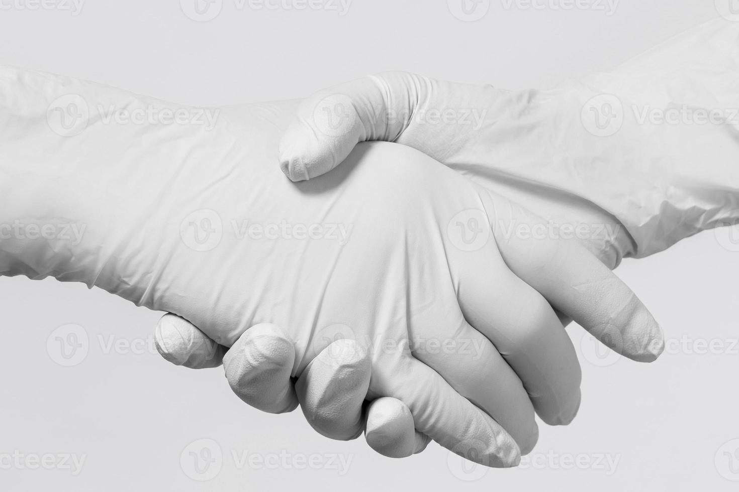 personnes portant des gants en latex se saluant photo