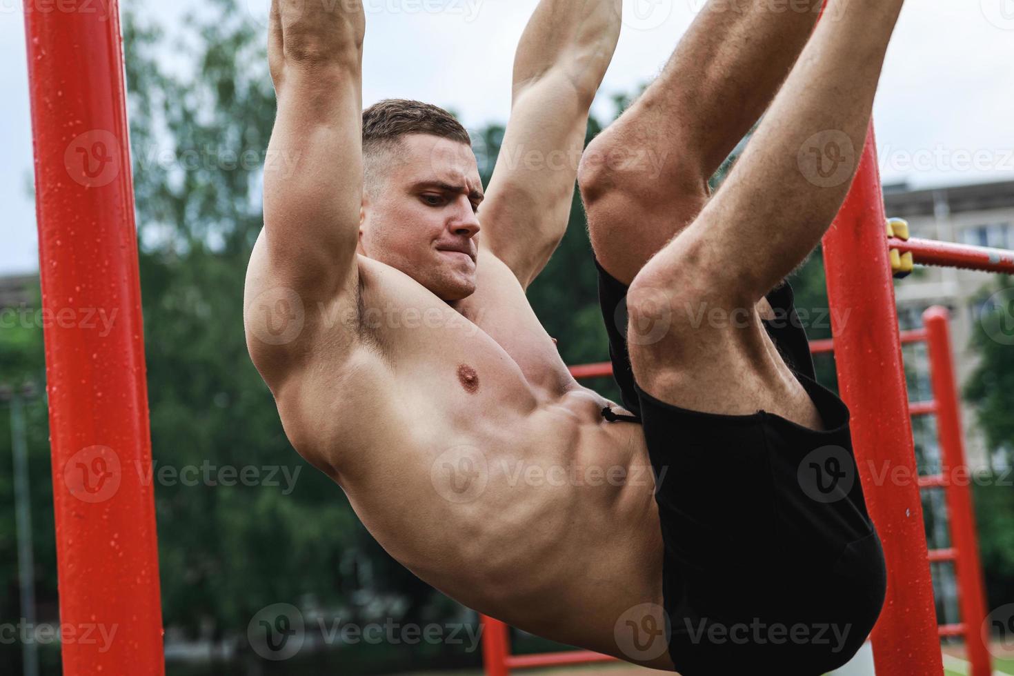 homme musclé pendant son entraînement dans la rue photo