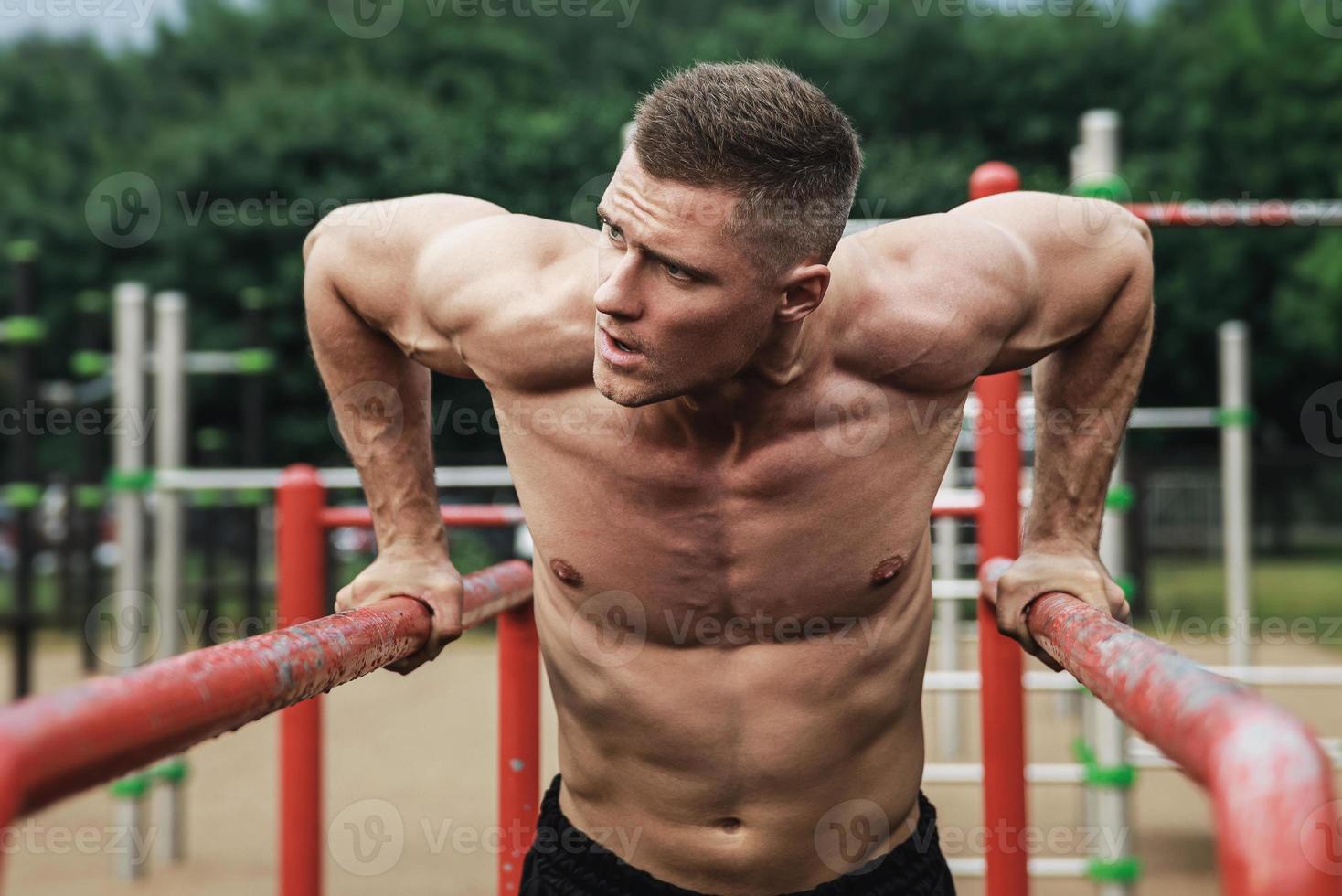 homme musclé pendant son entraînement dans la rue photo