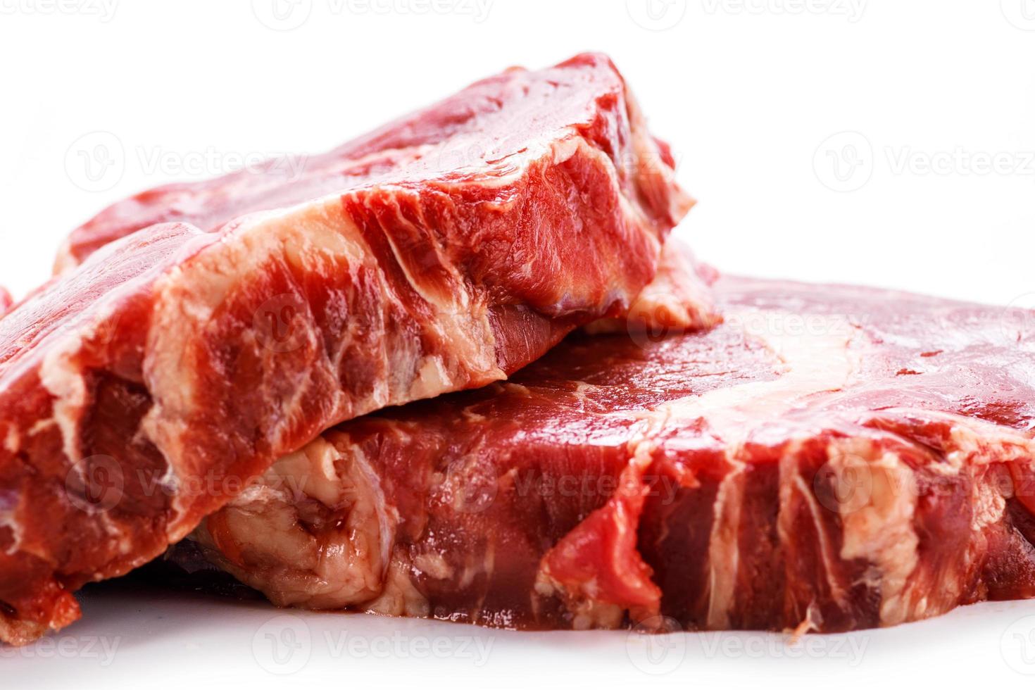morceaux crus de viande de boeuf sur le blanc photo