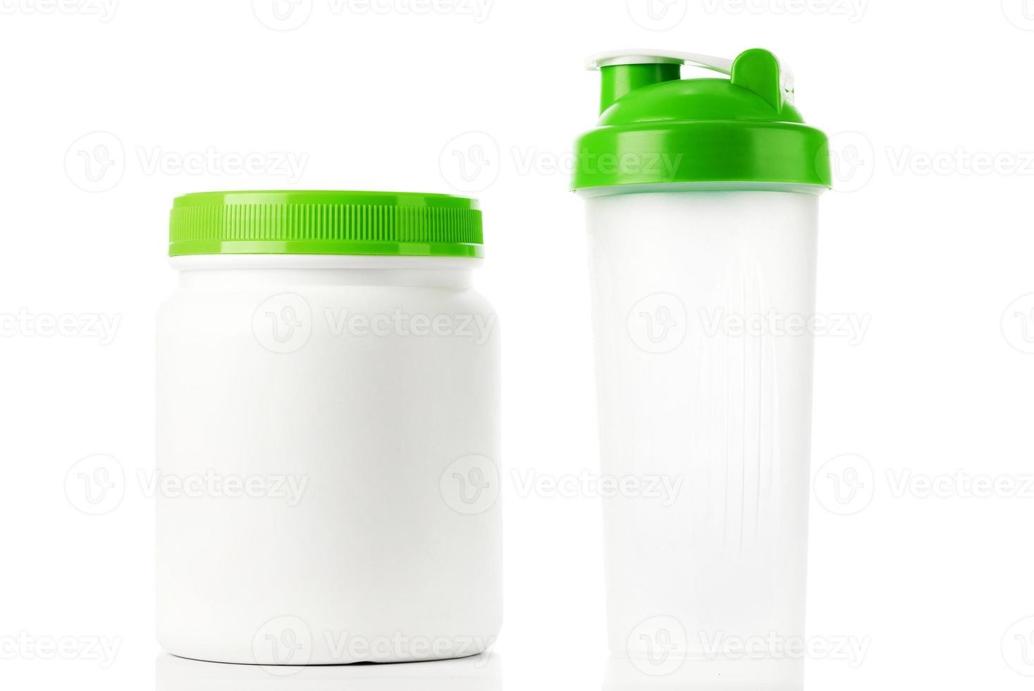 shaker et pot de protéines vertes sur blanc photo