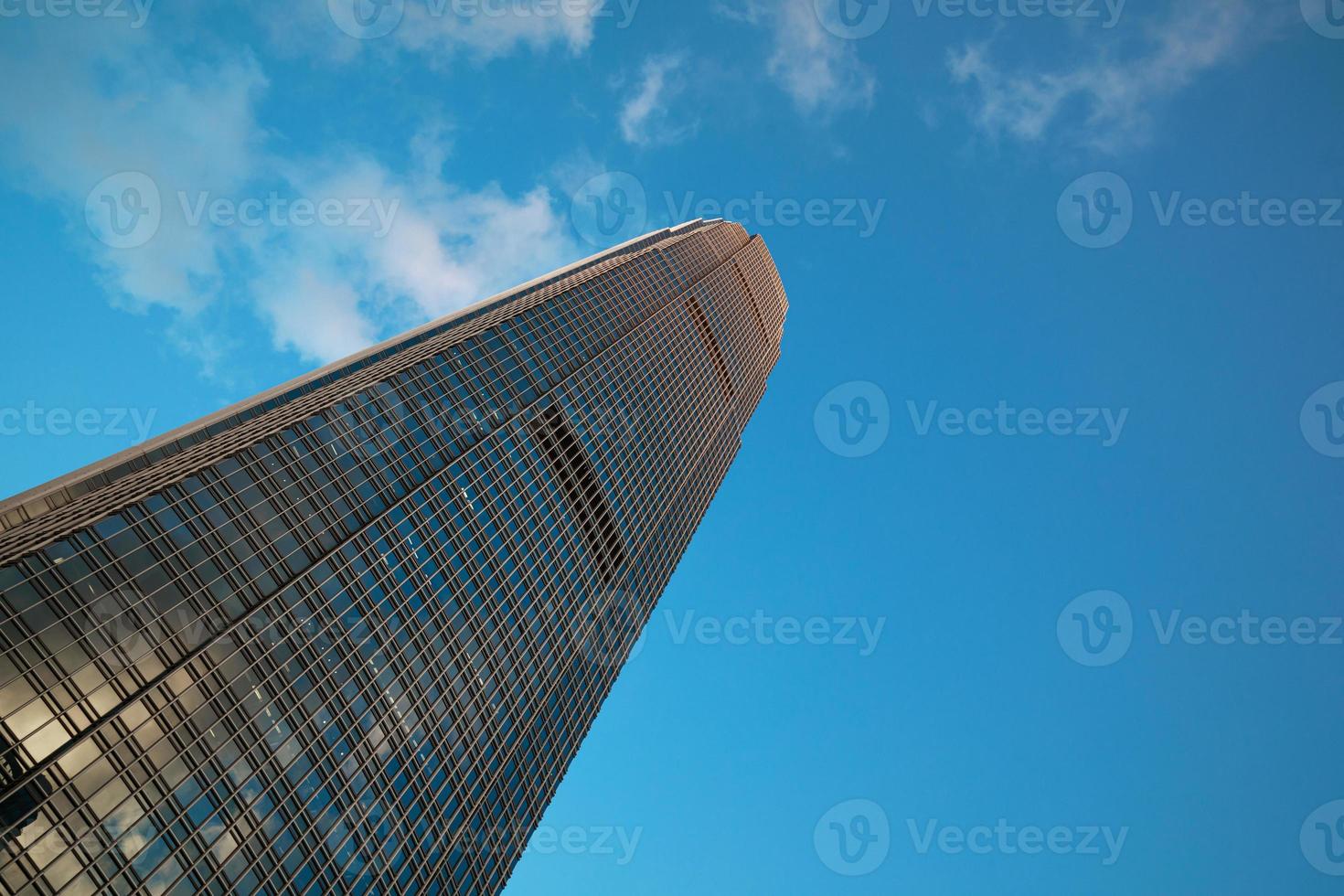 ville moderne avec un grand gratte-ciel à hong kong photo
