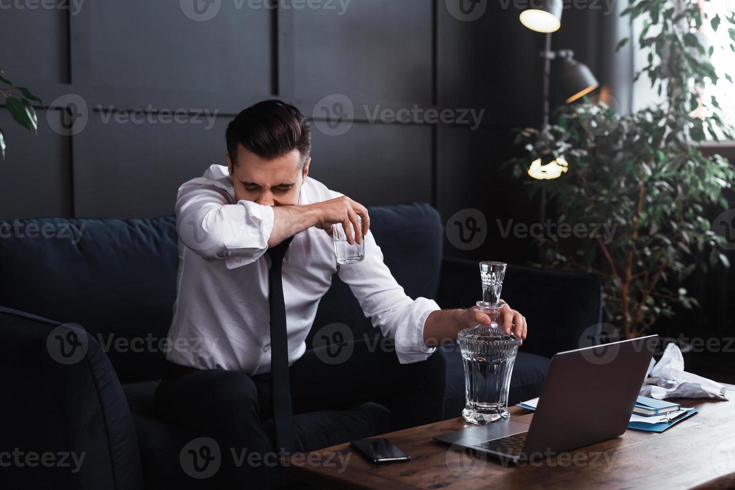 homme et vodka. concepts d'alcoolisme ou de problèmes dans la vie. photo