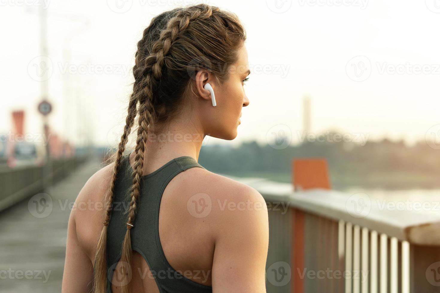 femme sportive pendant son entraînement de fitness en plein air photo