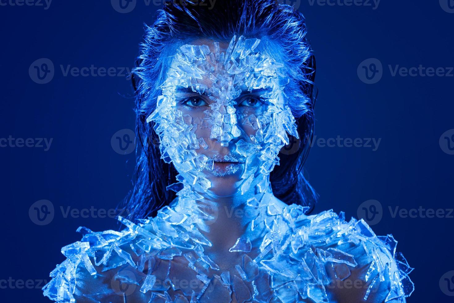 visage féminin recouvert de beaucoup de petits morceaux de verre ou de glace photo