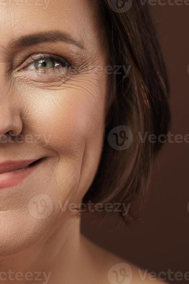 belle femme d'âge moyen avec une peau propre et ridée photo