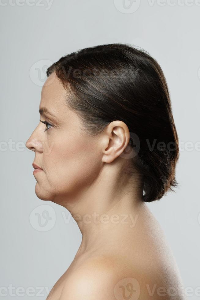 jolie femme d'âge moyen avec la peau ridée photo