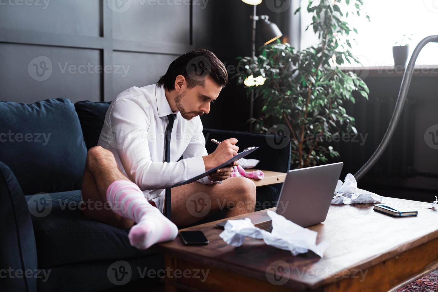 homme d'affaires sans pantalon travaillant à domicile. concept de travail à distance pendant la quarantaine photo