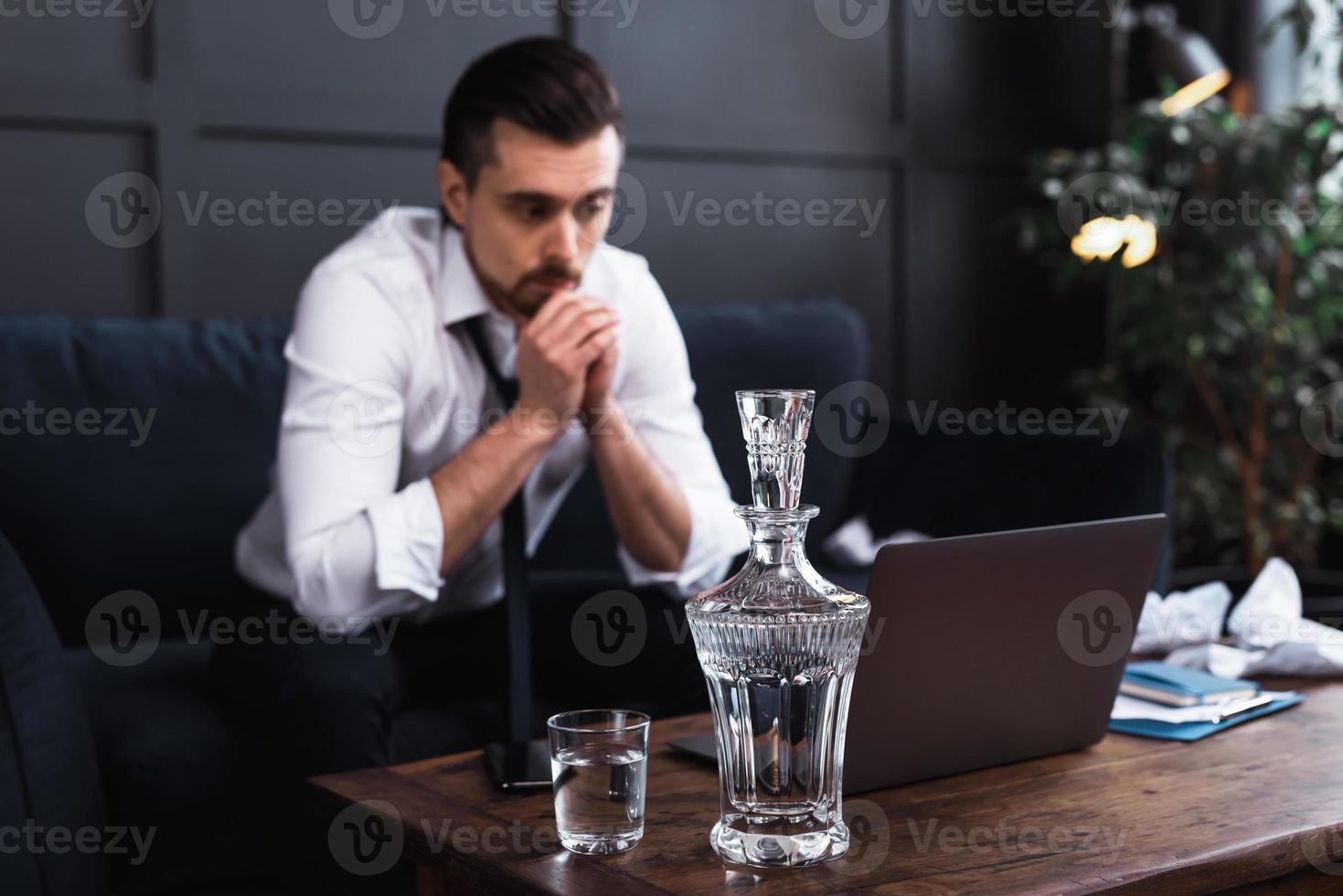 homme et vodka. concepts d'alcoolisme ou de problèmes dans la vie. photo