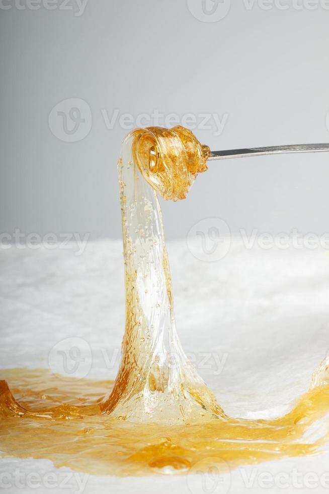 sauce terp de cire dorée, résine de cannabis thc dab sur papier photo