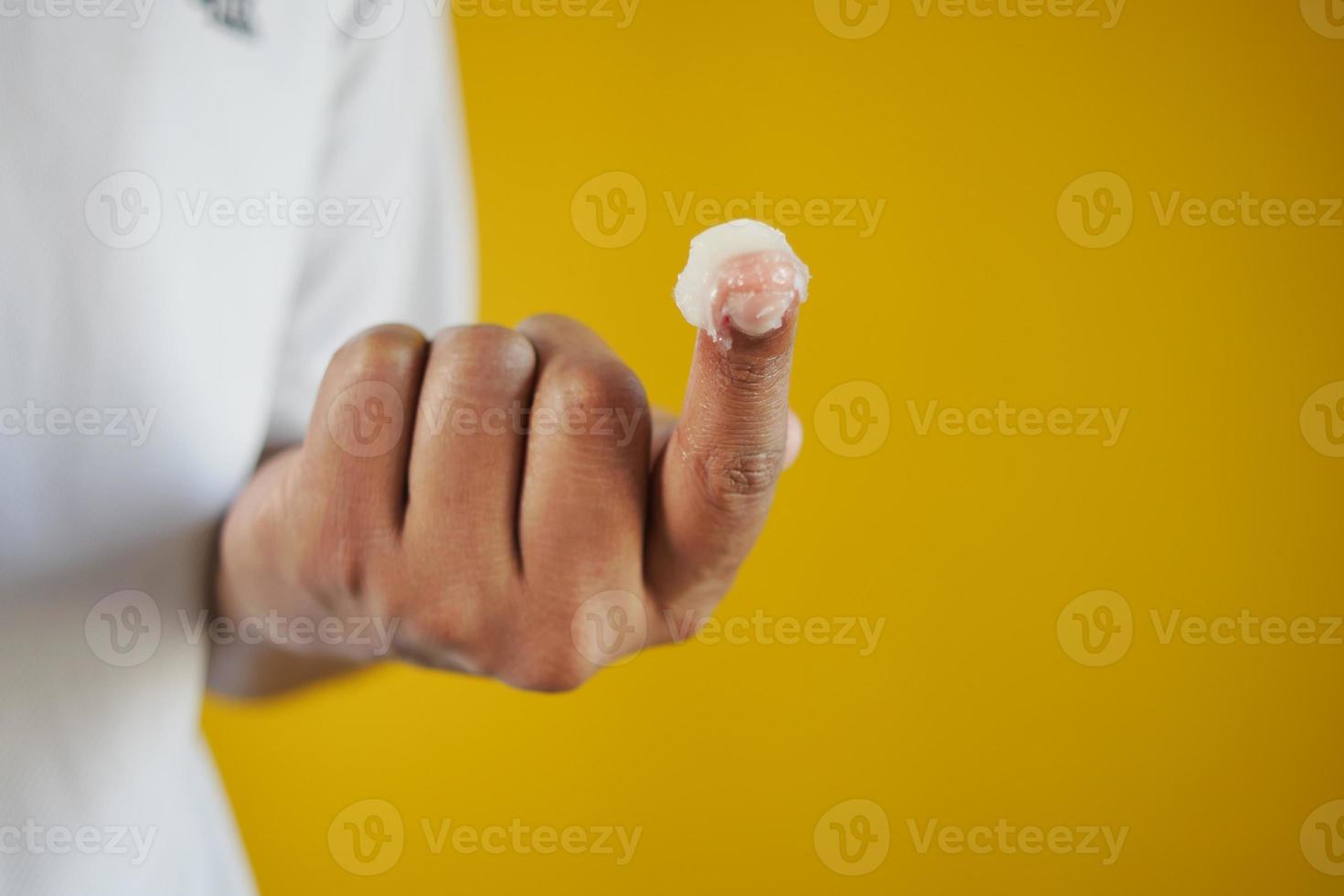 gros plan de la main de l'homme à l'aide de vaseline photo