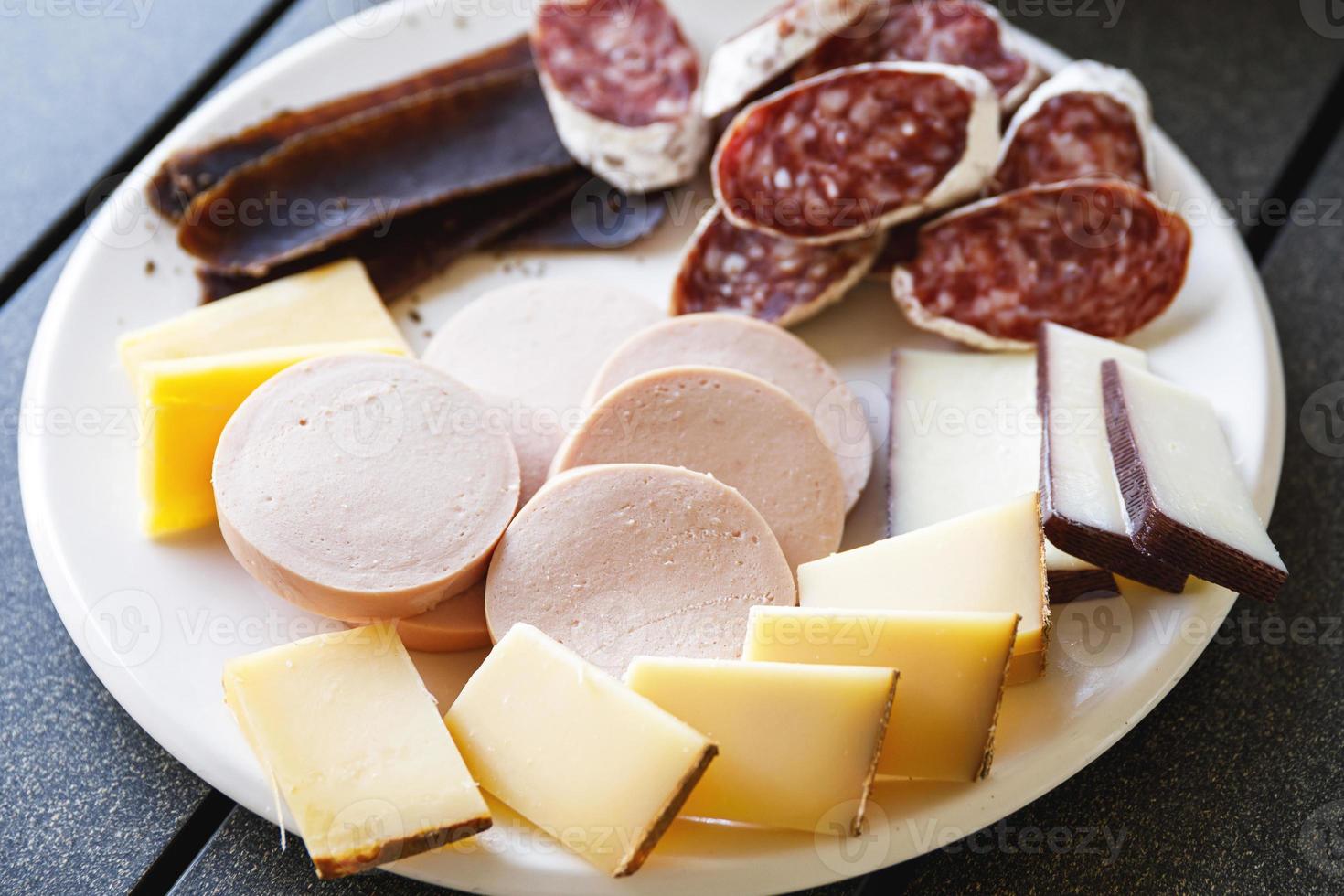 assiette pleine de collations savoureuses comme du fromage et de la viande. photo