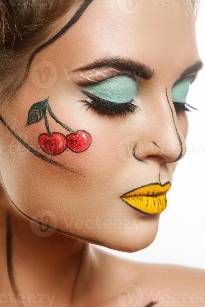 beau modèle avec maquillage pop art créatif photo