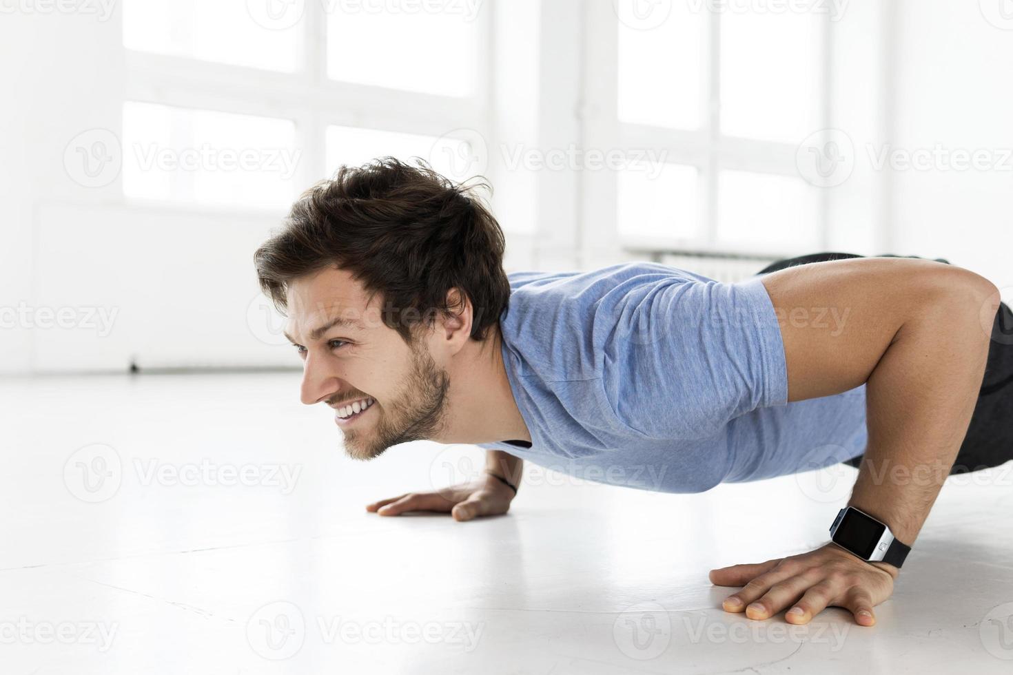 homme faisant des pompes pendant l'entraînement calisthénique dans la salle de sport photo