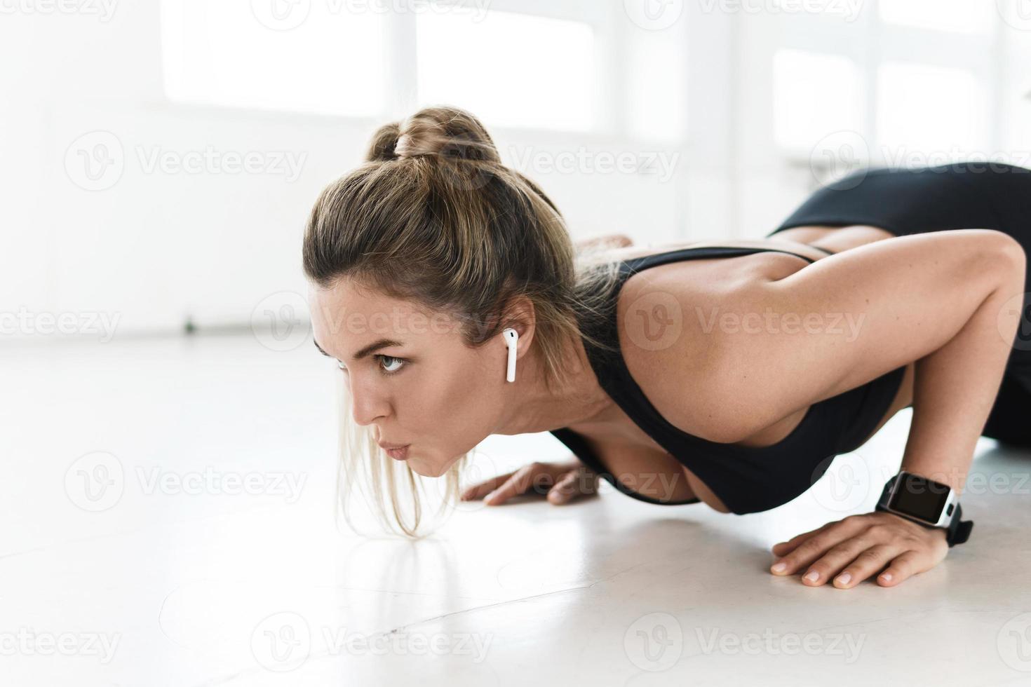 femme faisant des pompes pendant l'entraînement calisthénique dans la salle de sport photo