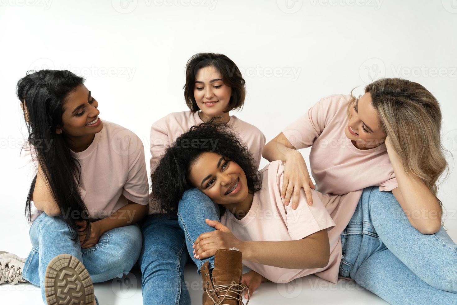 diversité multiculturelle et amitié. groupe de femmes de différentes ethnies. photo