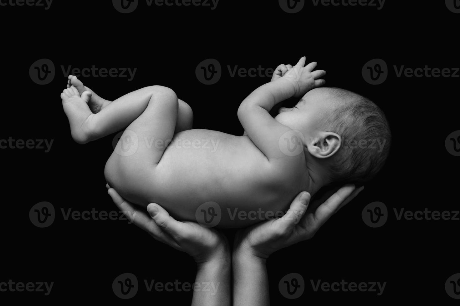 mignon bébé nouveau-né dans les mains de la mère photo