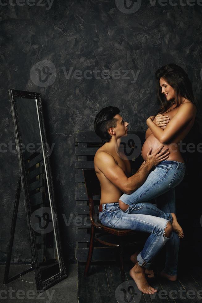 jeune couple sensuel attendant un bébé. photo