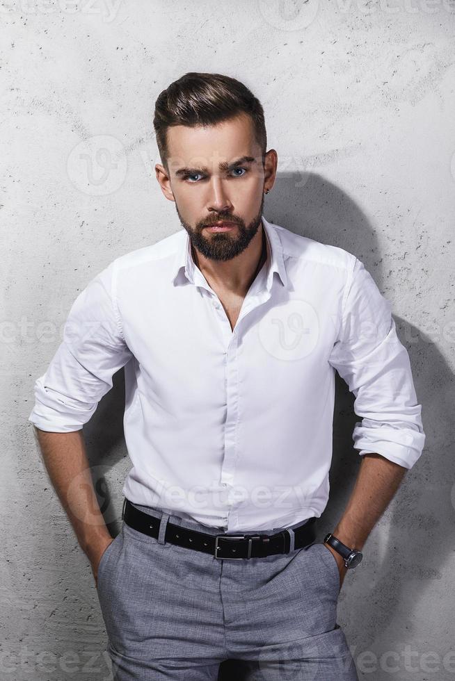 portrait d'un bel homme barbu vêtu d'une chemise blanche photo