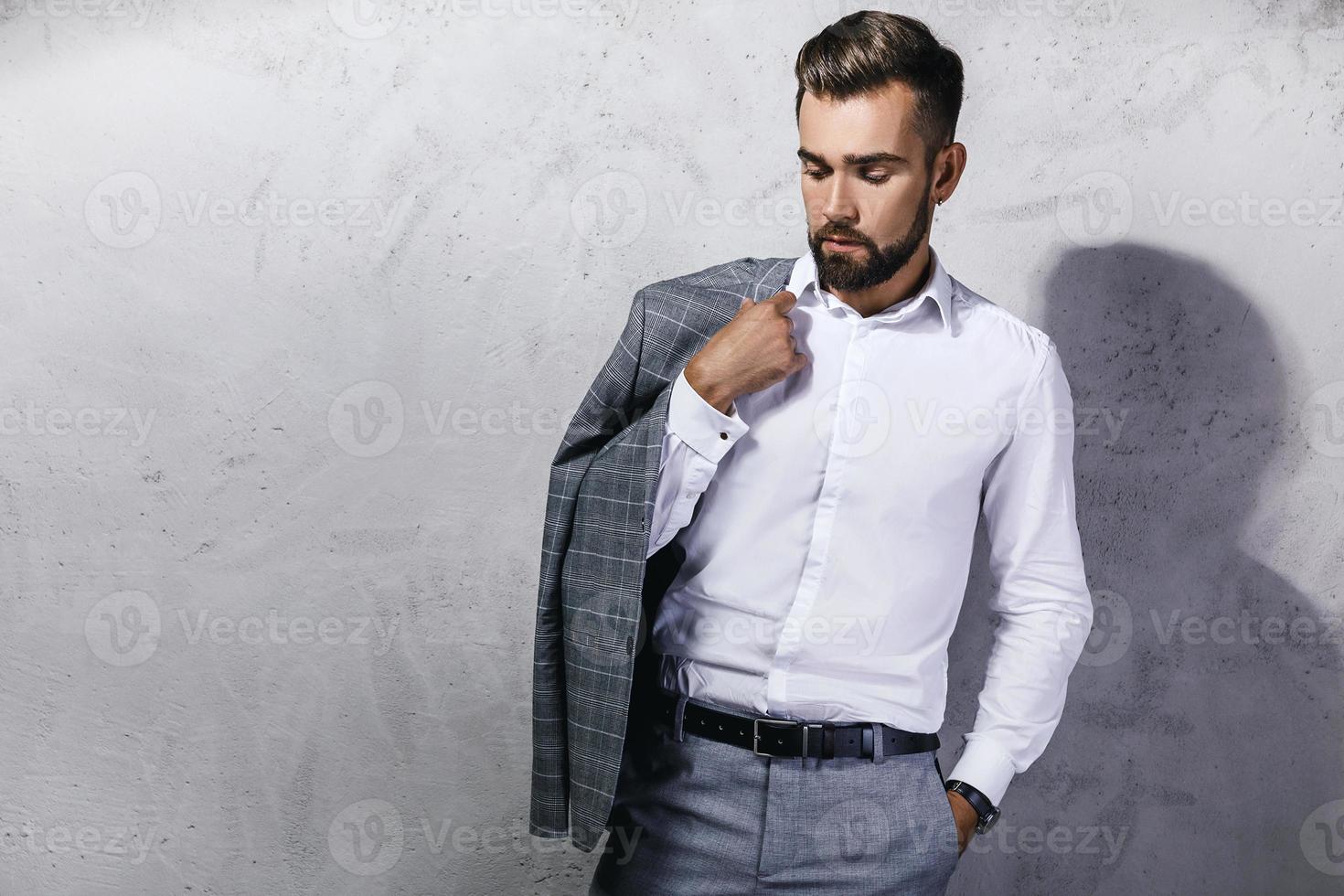 bel homme barbu vêtu d'un costume gris photo