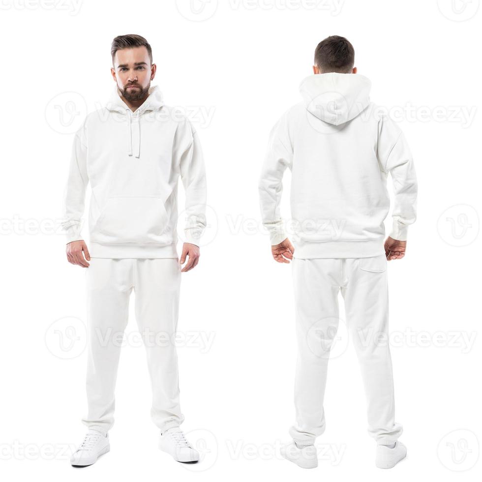 bel homme portant un sweat à capuche blanc vierge et un pantalon sur fond blanc photo