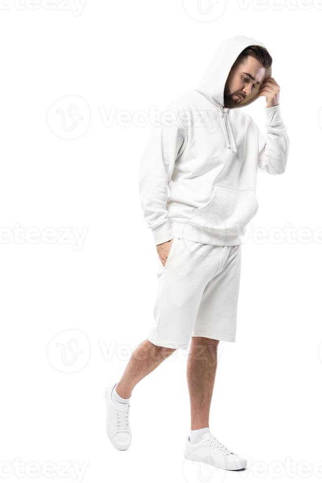 bel homme portant une casquette blanche vierge sur fond blanc 14403675  Photo de stock chez Vecteezy