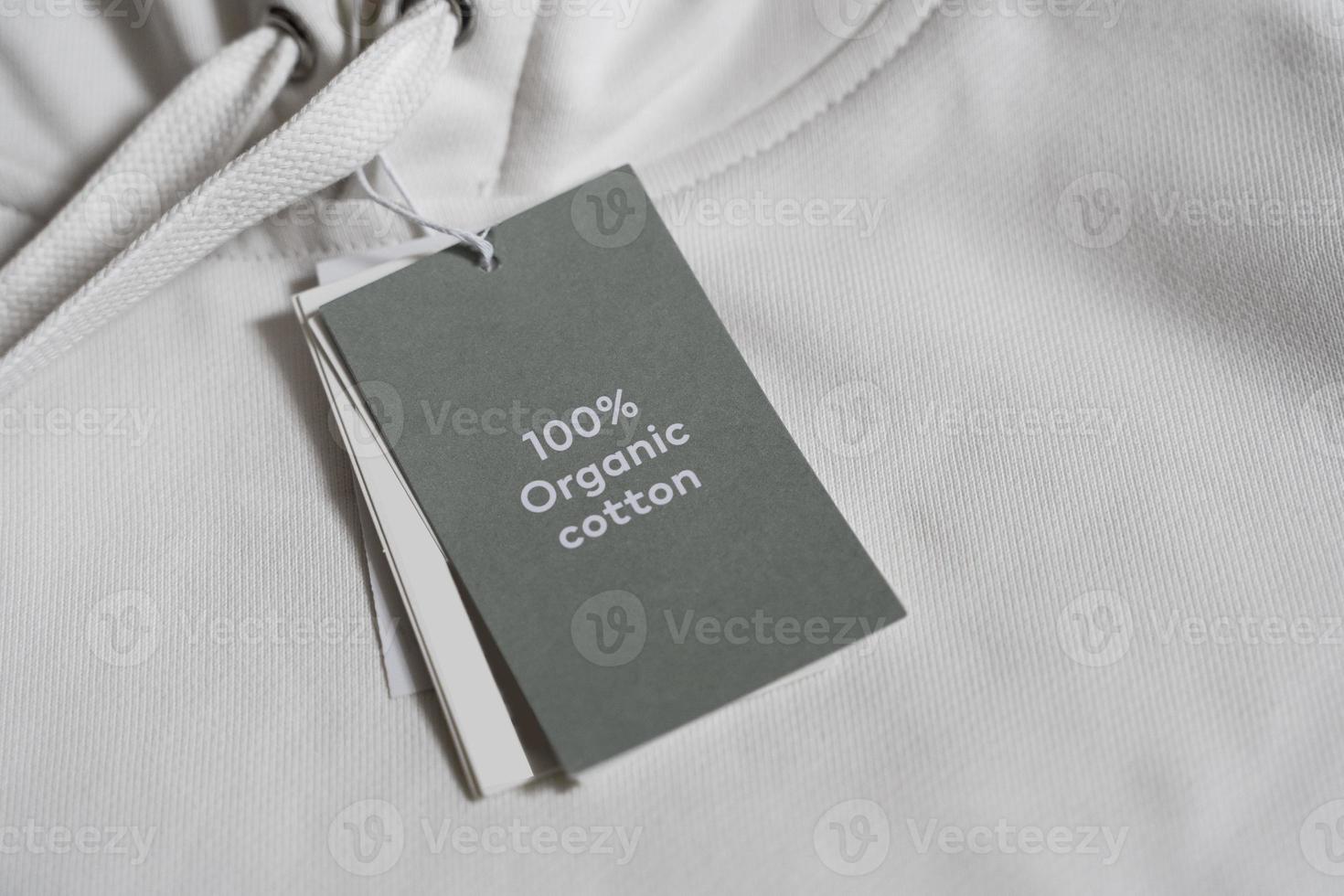étiquette en papier sur un sweat à capuche blanc 100 % coton biologique photo