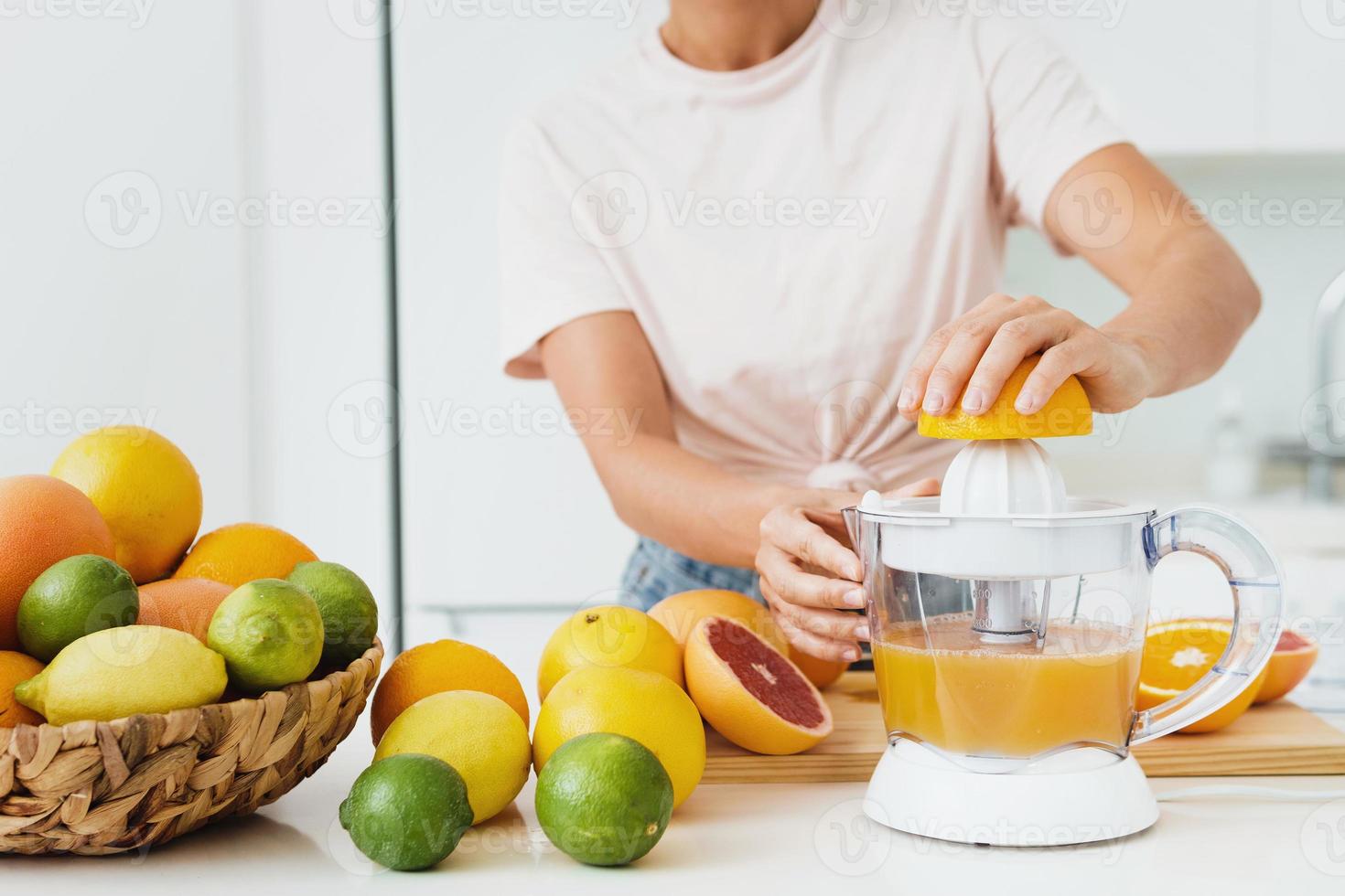 Main De Fille Presser L'orange Mûre à L'extracteur Manuel Pour Faire Du Jus  Naturel à La Préparation D'une Femme De Cuisine