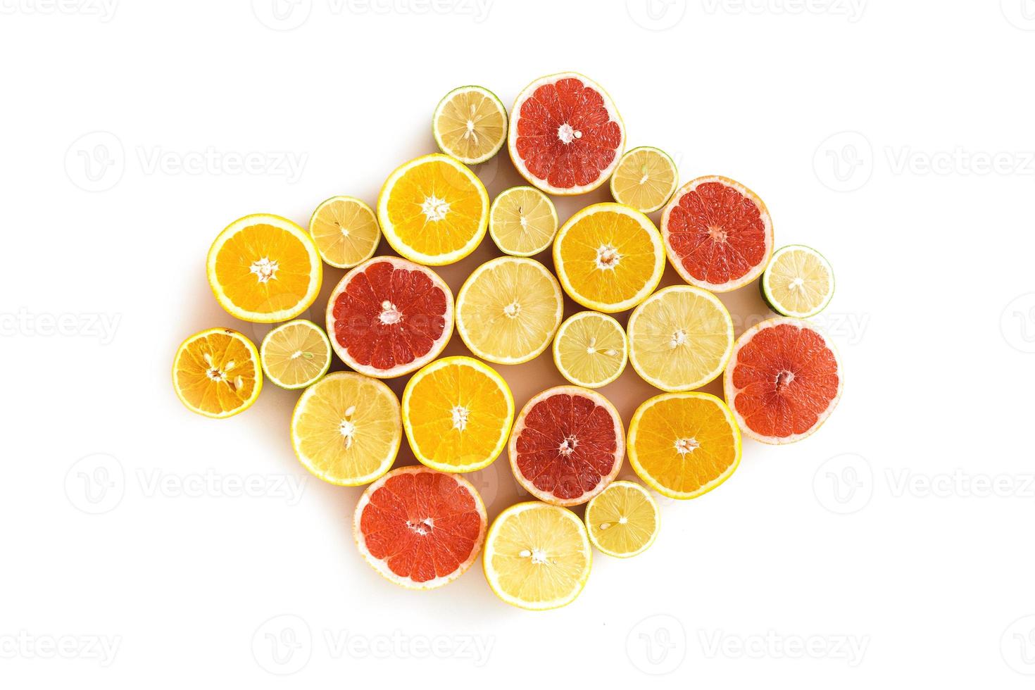 tranches d'agrumes telles que pamplemousse, orange, citron et citron vert sur fond blanc photo