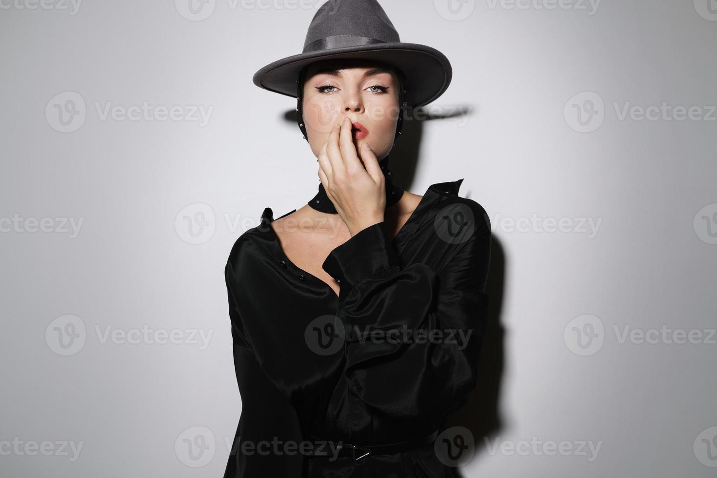 portrait d'une jeune femme magnifique portant une cagoule ornée de strass et un chapeau feutré photo