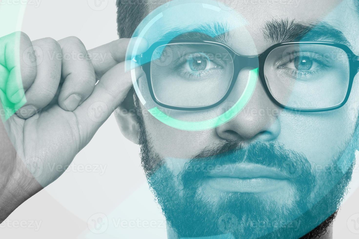 homme portant des lunettes intelligentes de réalité augmentée avec un affichage hud photo