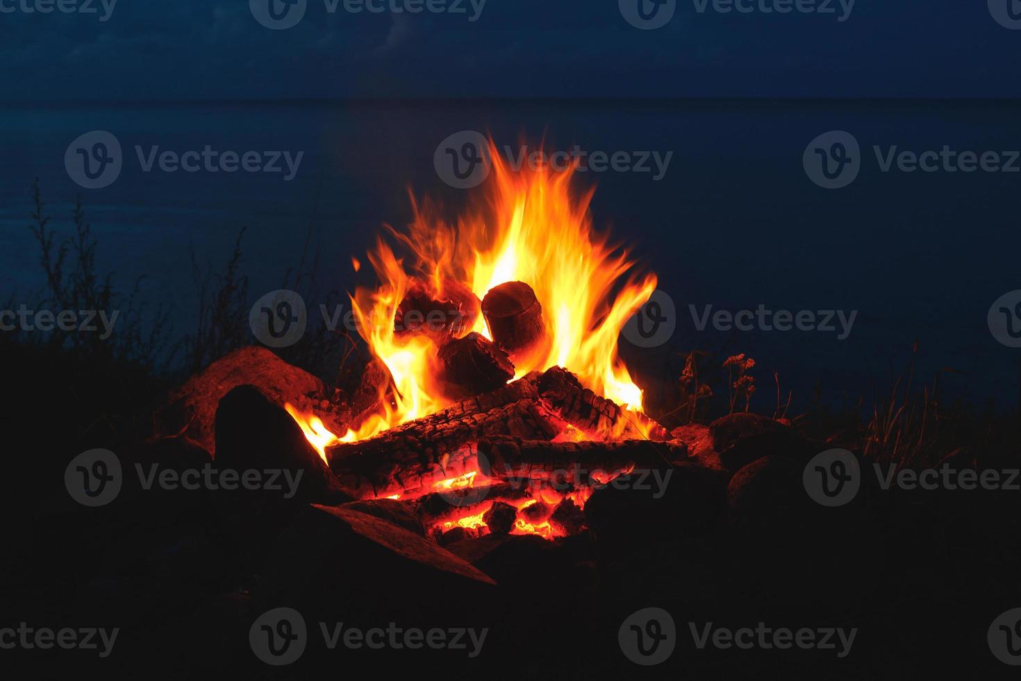 gros plan d'un feu de camp extérieur brûlant vivement la nuit. photo