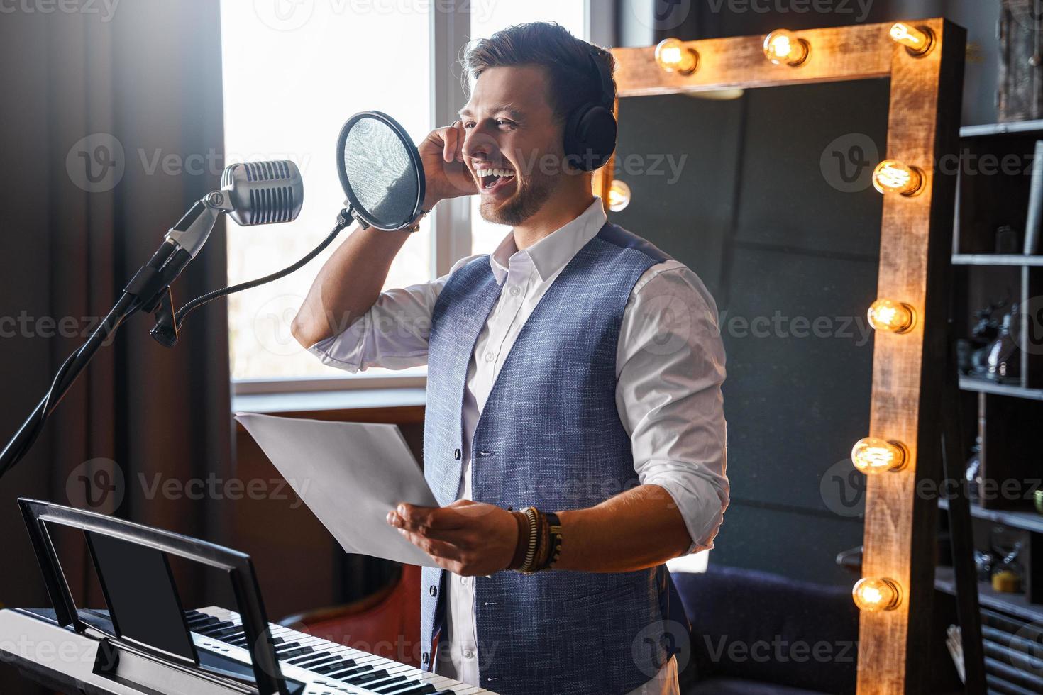 jeune homme rit dans un studio photo