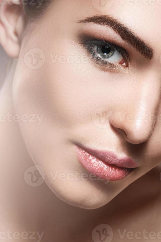 gros plan du visage féminin avec une peau lisse photo
