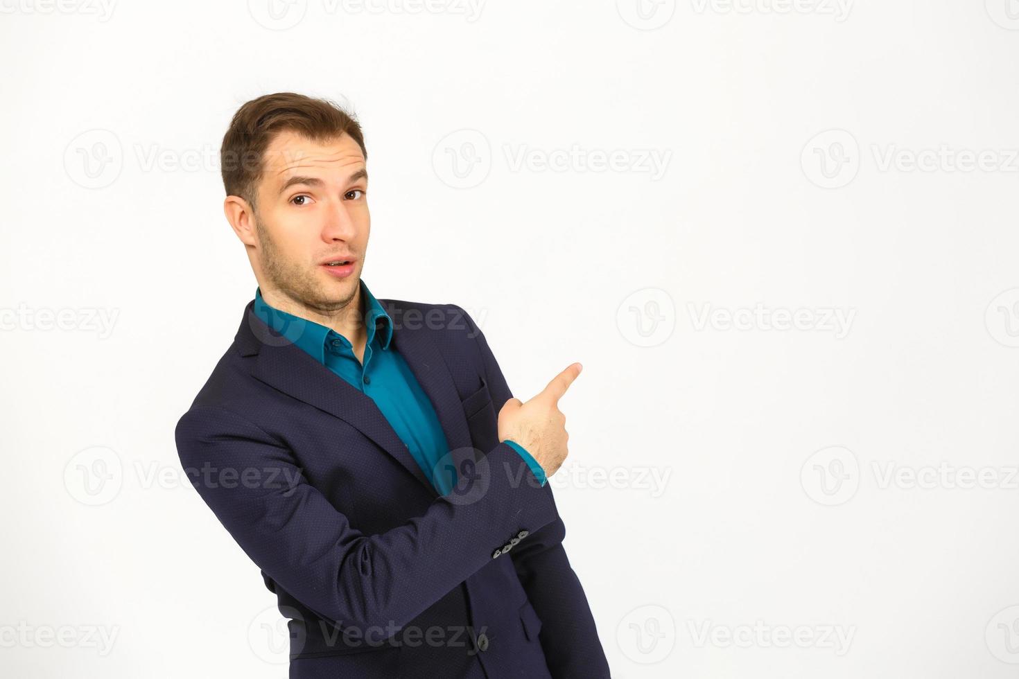 homme debout et présentant quelque chose au-dessus sur fond blanc photo