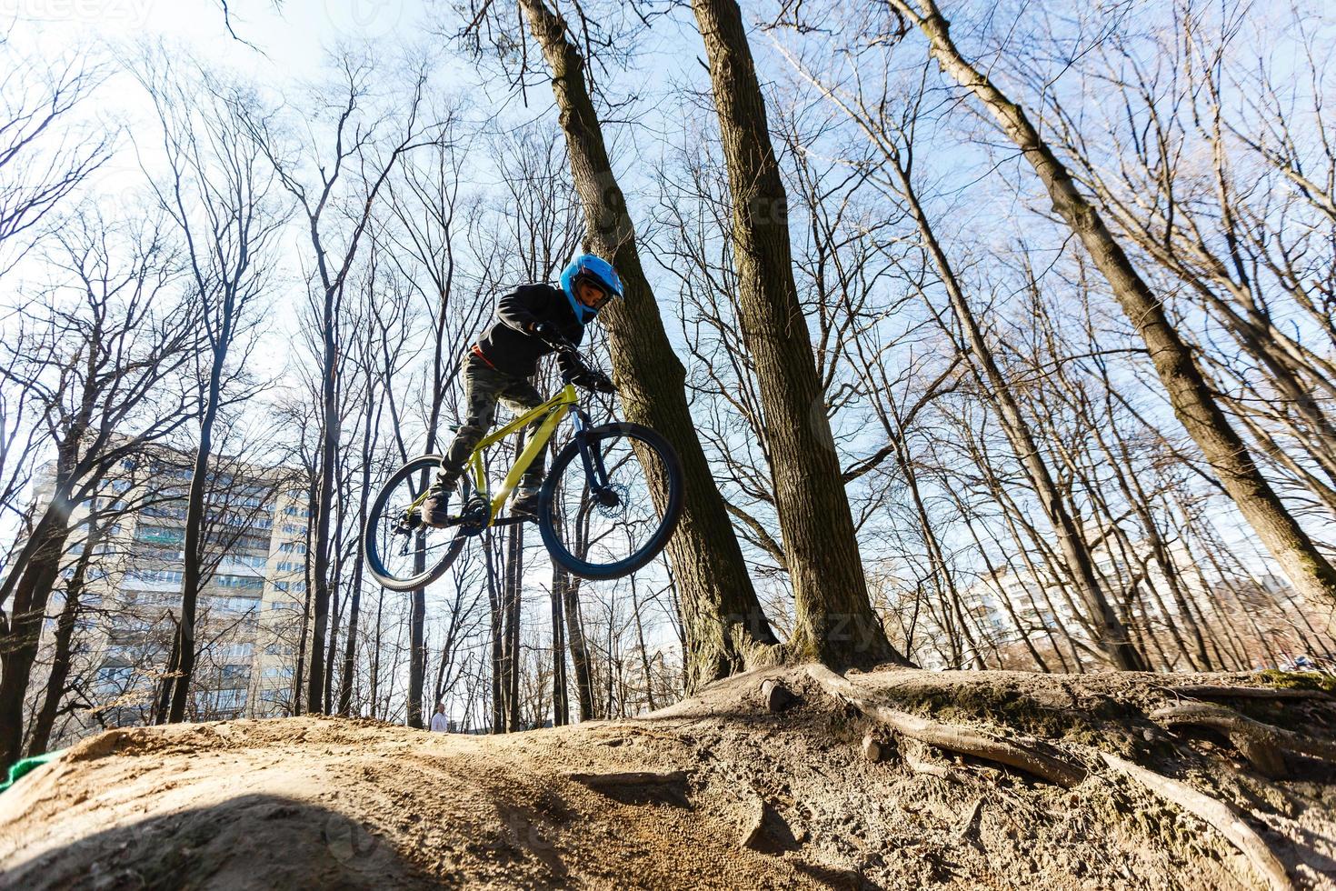 cyclisme de descente. homme saut en hauteur sur un vélo de montagne. sport extrême. photo