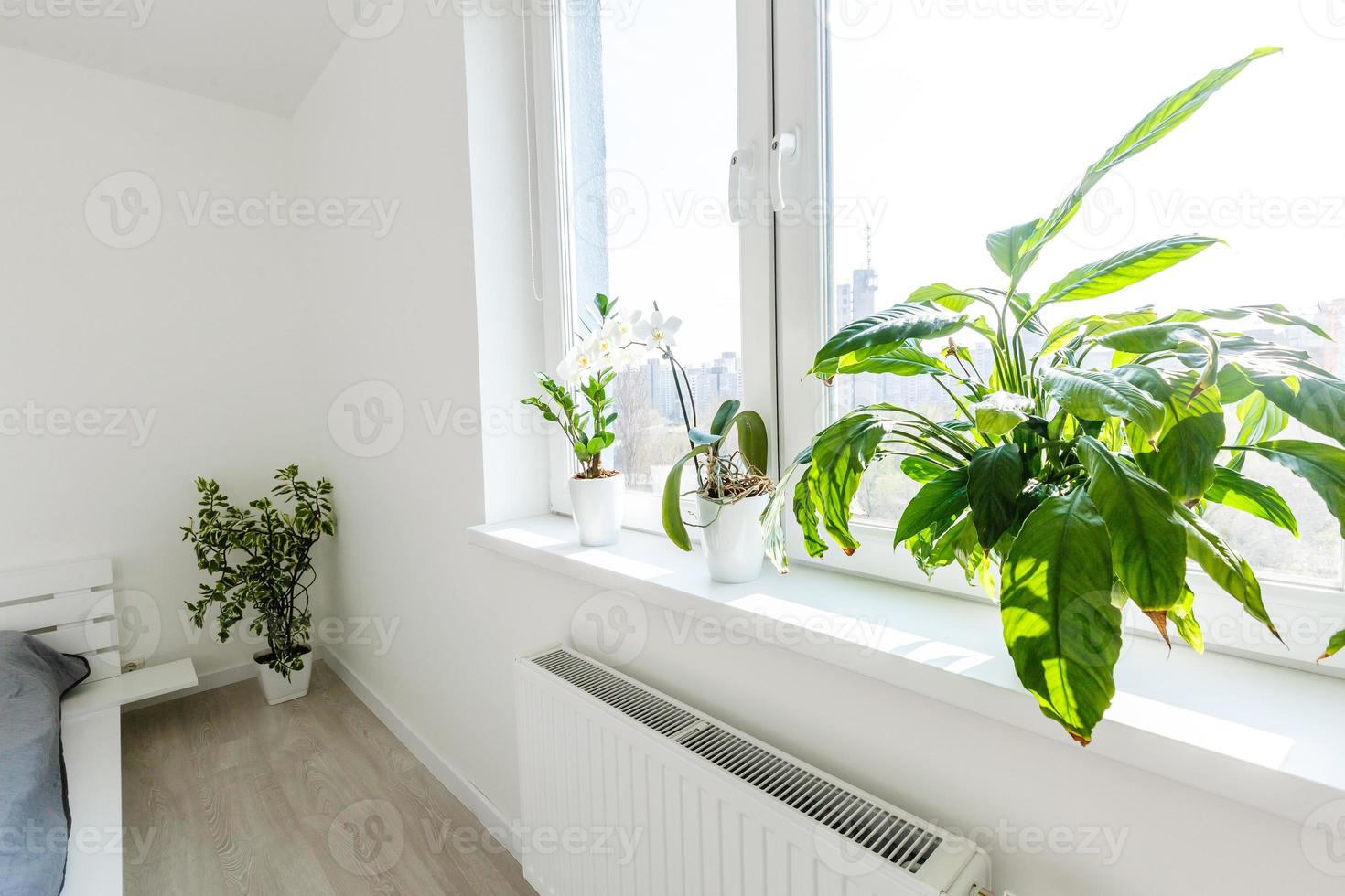 chambre blanche avec éléments en briques, balcon, lit double, photo