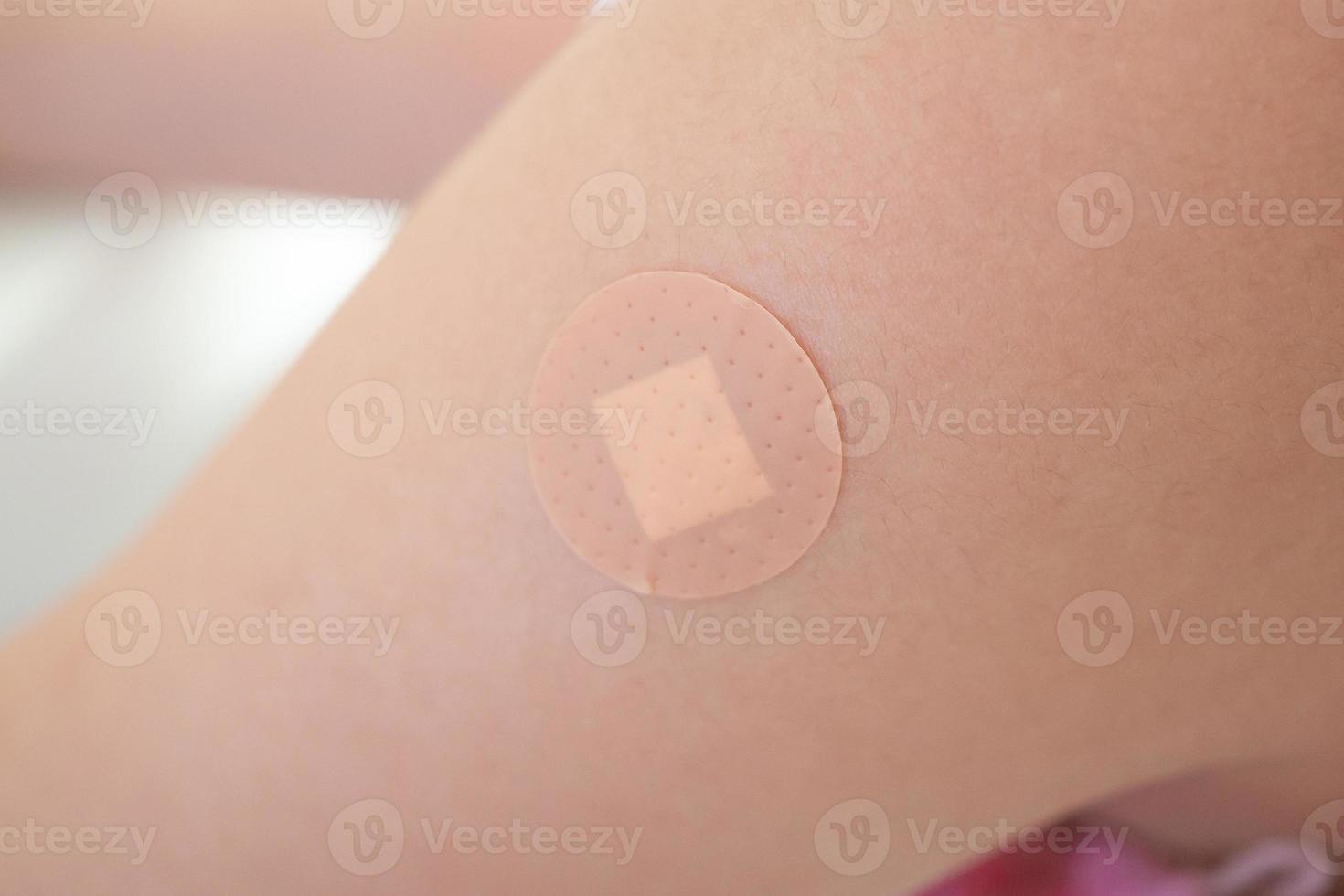 petite fille asiatique vaccinée avec pansement adhésif après injection de vaccin photo