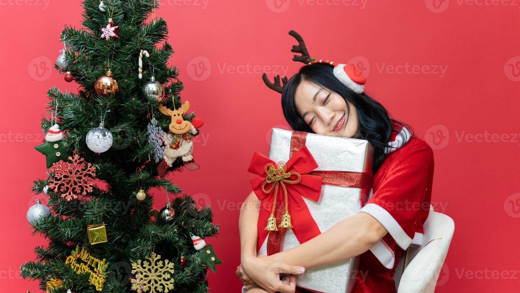 Souriante Jeune Femme Avec Boîte De Cadeau De Noël. Banque D