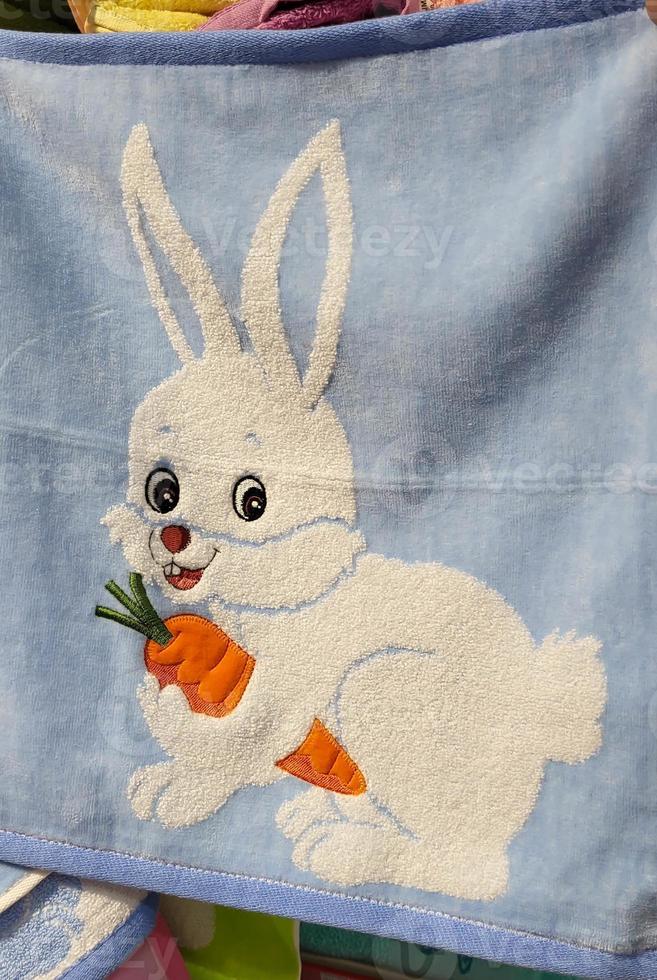 drôle de lapin en peluche beige avec de grandes oreilles et une drôle de  tête 18953041 Photo de stock chez Vecteezy