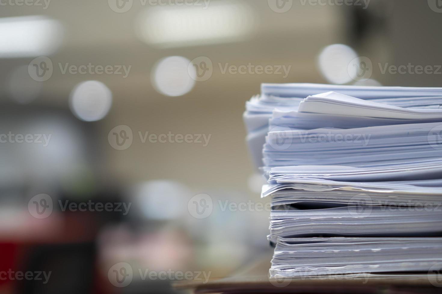 pile de papier, document, de nombreux travaux en attente d'être effectués sur la table, concept occupé photo