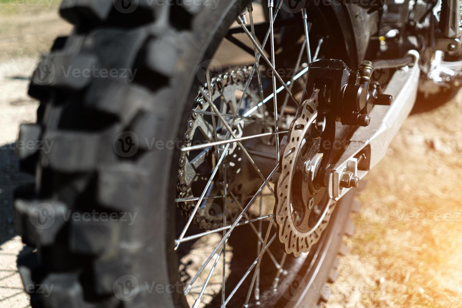 roue arrière d'une moto d'enduro en gros plan. photo