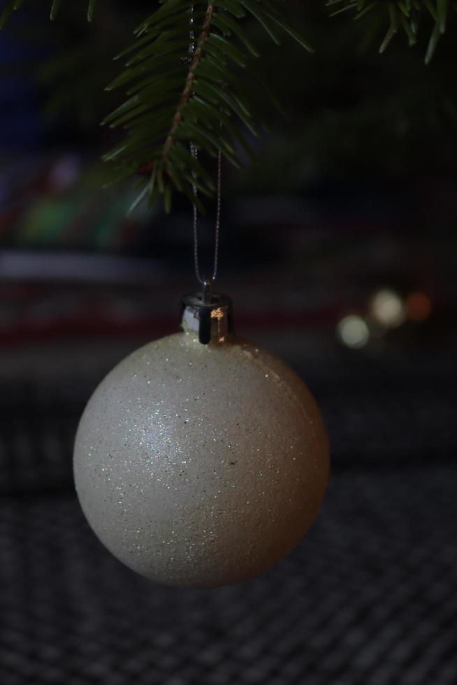 boule de noël composée de différents éléments plastiques et gommeux, spécifiques à la saison dans laquelle nous sommes photo