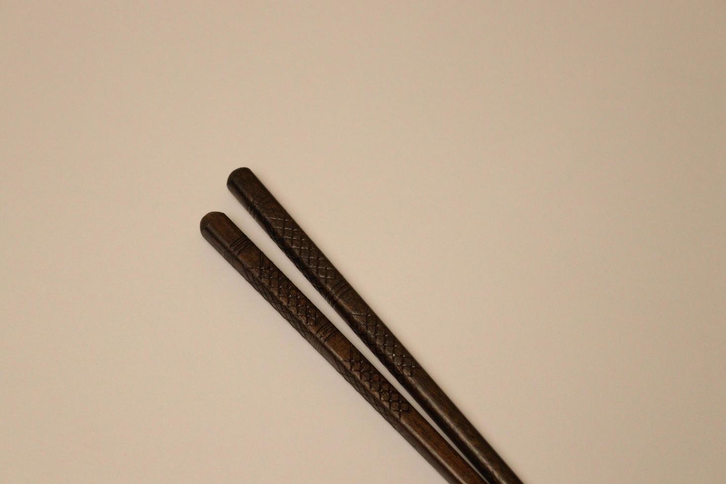 baguette japonaise illustrée sur un fond de planche avec des sculptures dedans photo