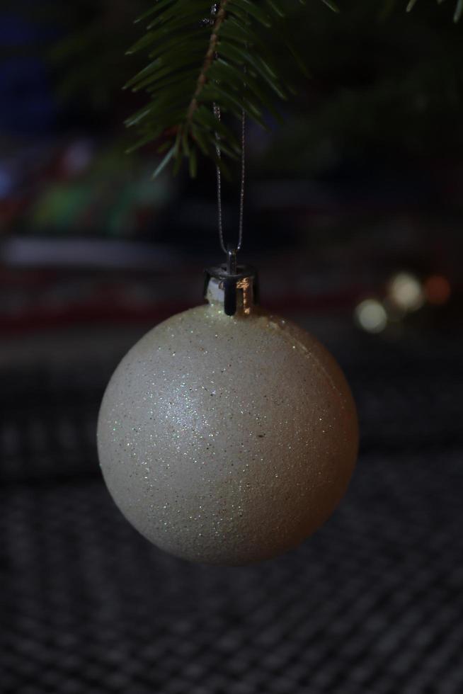 boule de noël composée de différents éléments plastiques et gommeux, spécifiques à la saison dans laquelle nous sommes photo