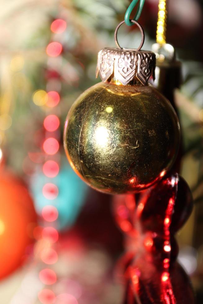 boule de noël composée de différents éléments plastiques et gommeux, spécifiques à la saison dans laquelle nous sommes photo