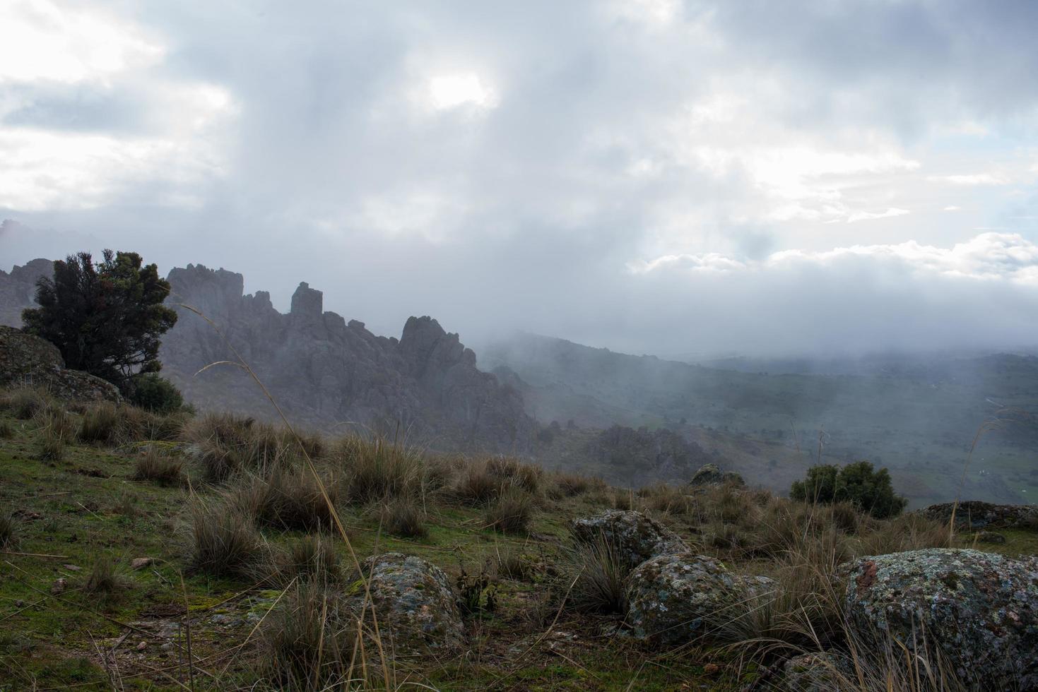 beau paysage avec brouillard. colmenar viejo photo