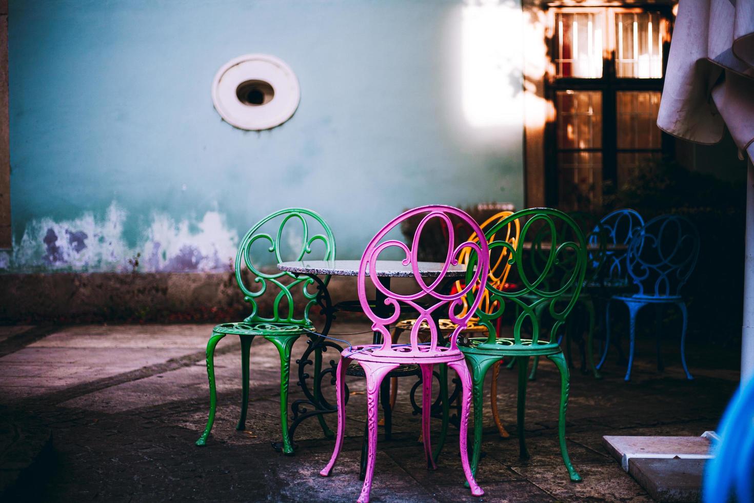 chaises colorées sur la place centrale de pecs, hongrie photo