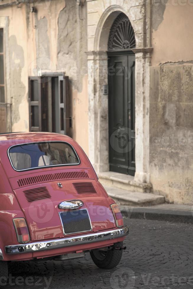 voiture vintage dans la rue italienne photo
