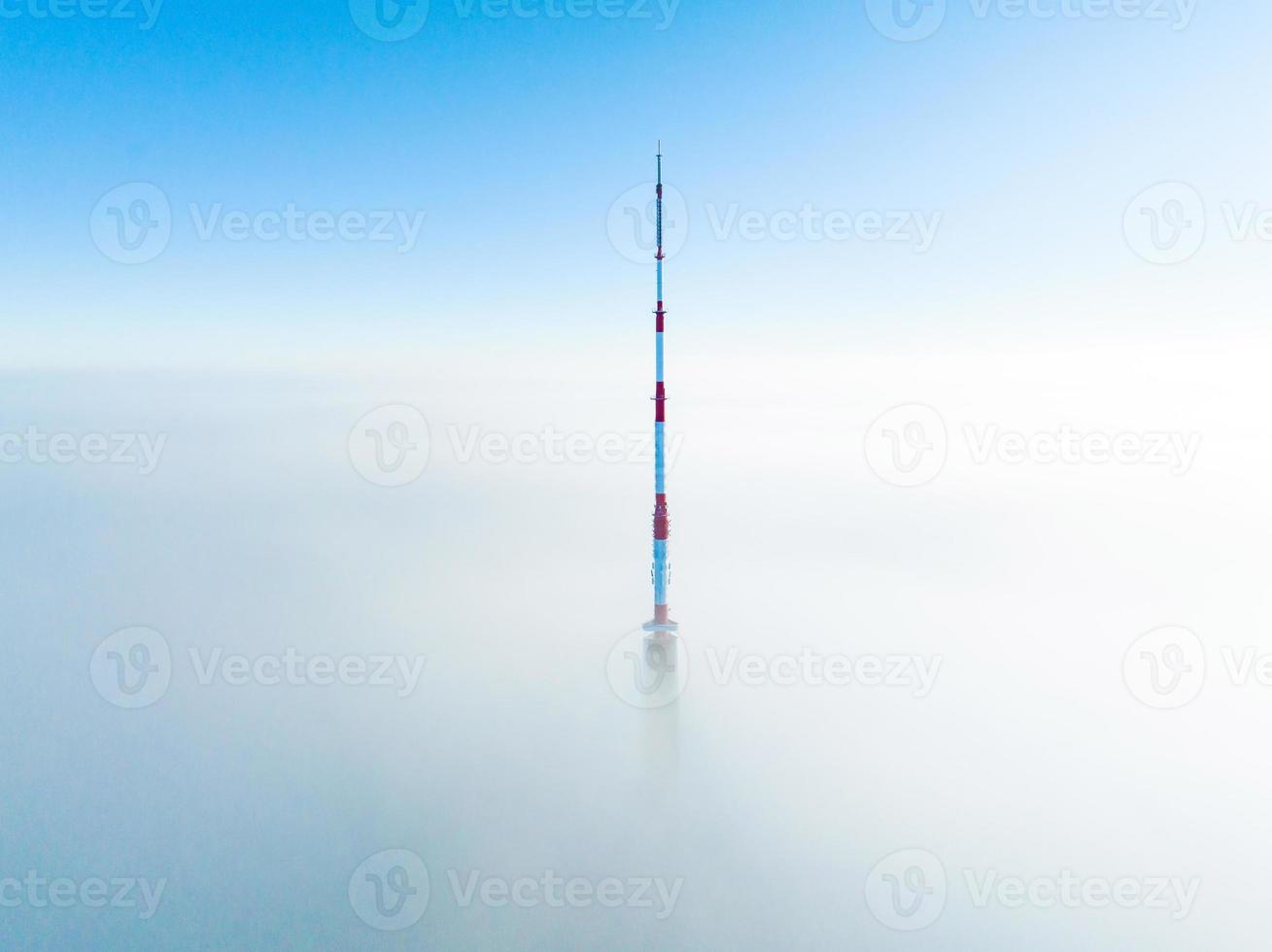 drone aérien vue de dessus de la tour de télévision de riga en lettonie. photo